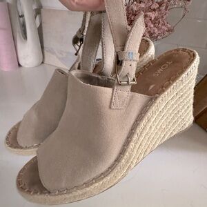 Tom’s tan wedges size 9